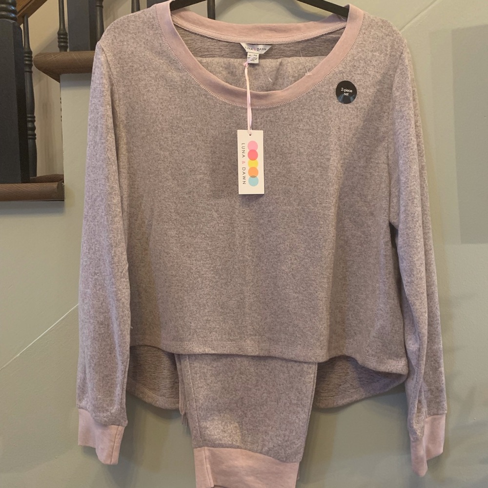 NWT 2 Piece lounge/pyjama set.